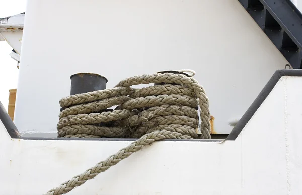 Cordas velhas em torno de amarração — Fotografia de Stock