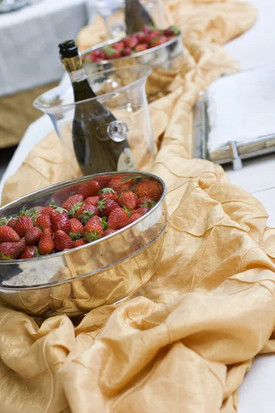 新鲜草莓和香槟 — 图库照片