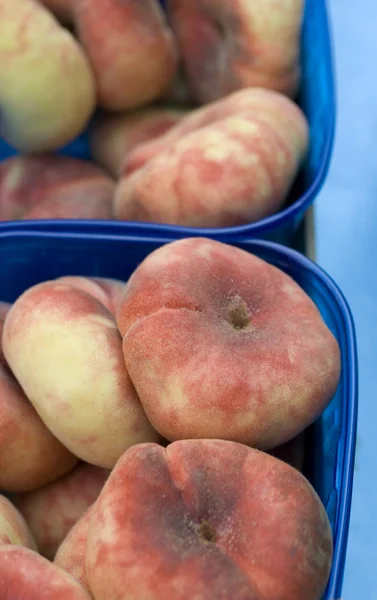 Basket of tabacchiera peaches — Stock Photo, Image