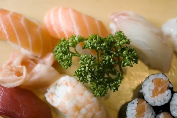 Maki i nighiri-sushi — Zdjęcie stockowe