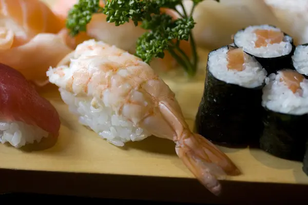 Maki i nighiri-sushi — Zdjęcie stockowe
