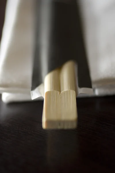 Палочки для еды с салфеткой — стоковое фото
