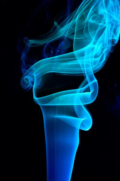Fumaça azul em preto. — Fotografia de Stock