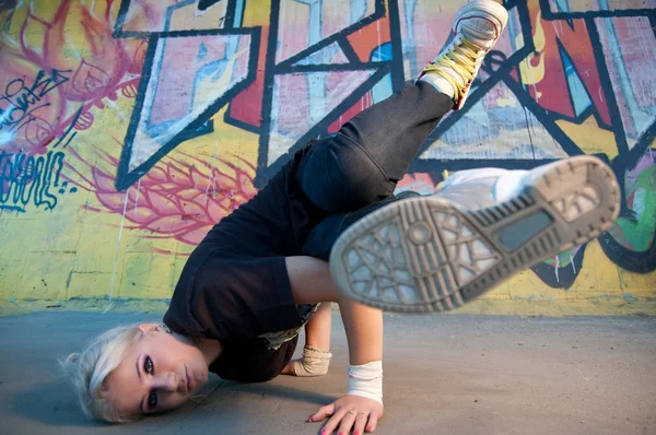 Mädchen-Breakdancer — Stockfoto
