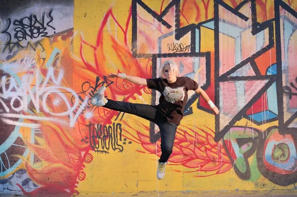 Mädchen posiert breakdancer — Stockfoto