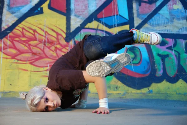 Dziewczyna break-dancer — Zdjęcie stockowe