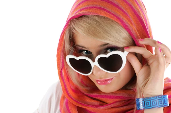 Femme jolie blonde avec des lunettes de soleil — Photo
