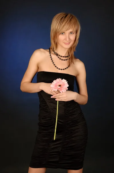 Красивая девушка с цветком — стоковое фото