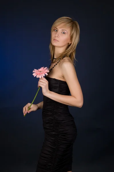 Piękna dziewczyna z kwiatem — Zdjęcie stockowe