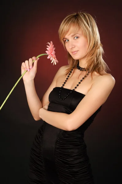 Schönes Mädchen mit einer Blume — Stockfoto