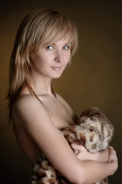 Krásná nahá žena s kožešinami. — Stock fotografie