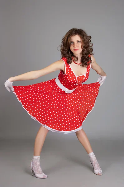 Schöne Mädchen im roten Kleid — Stockfoto
