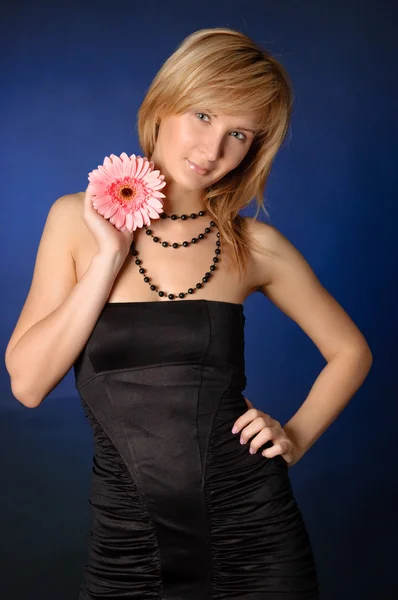 Vacker flicka med en blomma. — Stockfoto