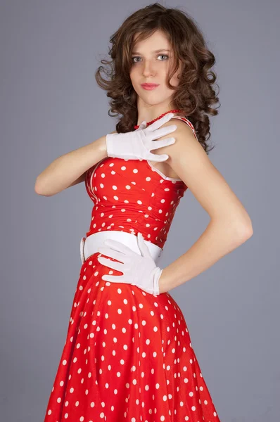 Schöne Mädchen im roten Kleid. — Stockfoto