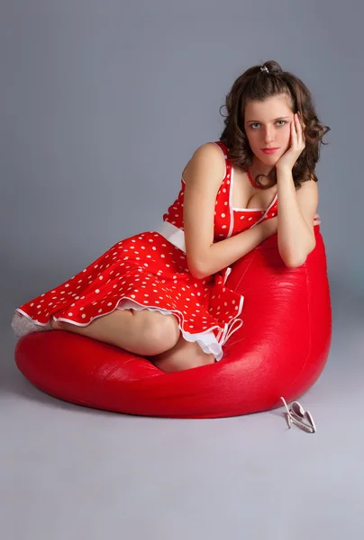 Mooie vrouw rode jurk. — Stockfoto