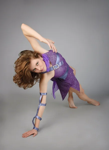 Dançarino moderno posando — Fotografia de Stock