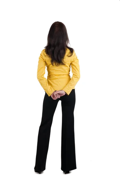 Femme en costume jaune regardant mur. — Photo