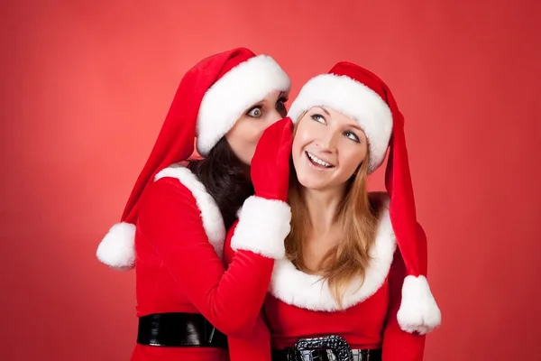 两个快乐年轻圣诞老人的女孩说话 — 图库照片