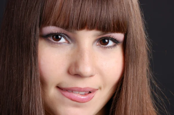 Close-up portrait of beautiful brunette. — Stock Photo, Image