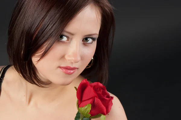 Vacker kvinna med ros. — Stockfoto