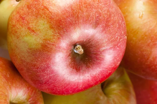Haufen roter Äpfel. — Stockfoto