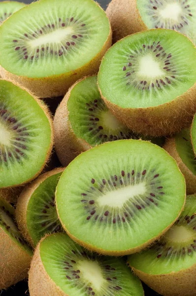 Essen Kiwi Frucht Scheiben. — Stockfoto