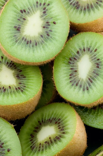 Essen Kiwi Frucht Scheiben. — Stockfoto