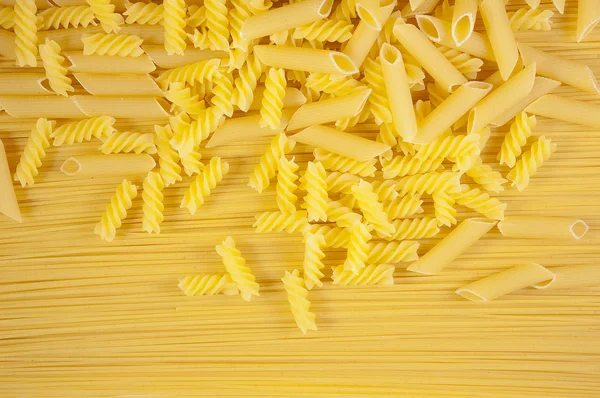 Macaroni op lange spaghetti. — Stockfoto