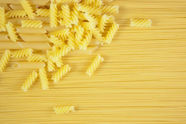 Macaroni op lange spaghetti. — Stockfoto