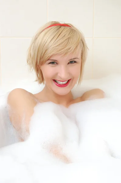 泡風呂で横たわる女 . — ストック写真