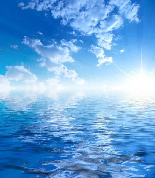 Tło słoneczne niebo i woda — Zdjęcie stockowe