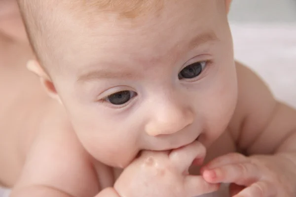 Retrato de close-up de bebê bonito — Fotografia de Stock