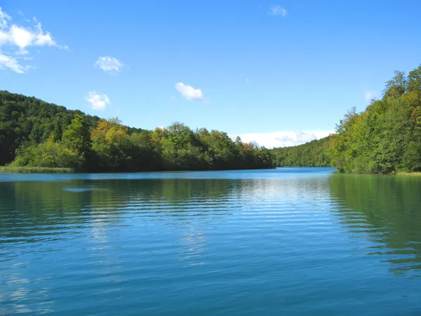 Lac de montagne idyllique Image En Vente