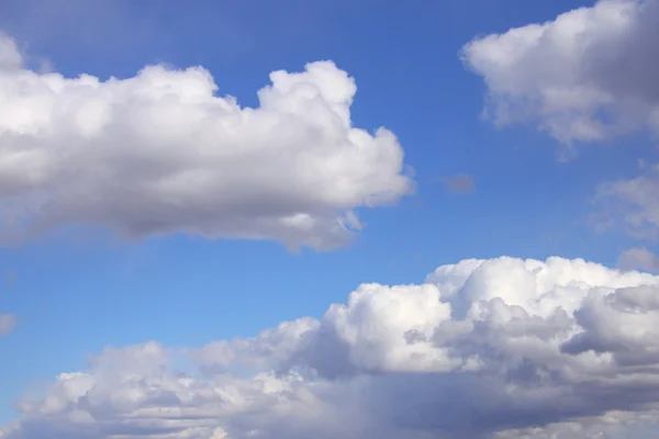 Cerul albastru cu nori — Fotografie, imagine de stoc