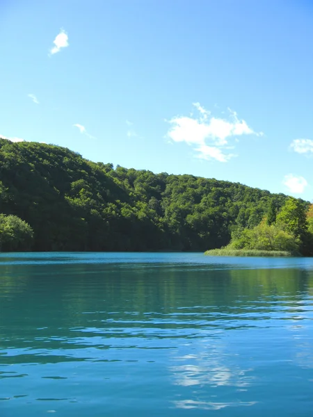 Idyllic mountain lake — Fotografie, imagine de stoc