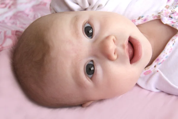 Hermoso bebé con ojos curiosos —  Fotos de Stock