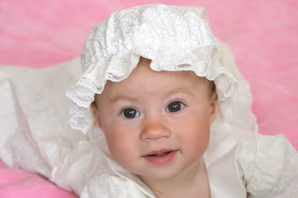 Meisje van de baby in de doop jurk — Stockfoto