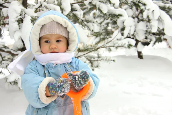 Niedliches Baby an einem Wintertag Stockbild