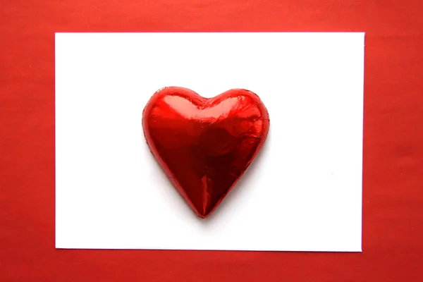 Valentinskarte mit herzförmigen Bonbons — Stockfoto