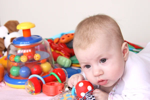 Bebé y montón de juguetes —  Fotos de Stock