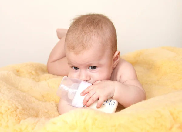 Bambino carino con bottiglia di latte — Foto Stock