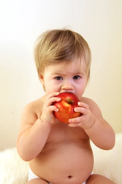 Симпатичный малыш с красным яблоком — стоковое фото
