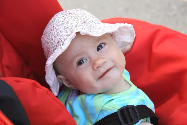 Bébé fille heureuse en landau Photo De Stock