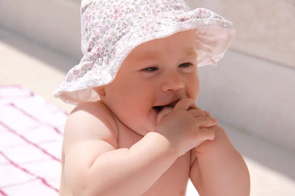 Joyeux bébé fille plan d'été Images De Stock Libres De Droits