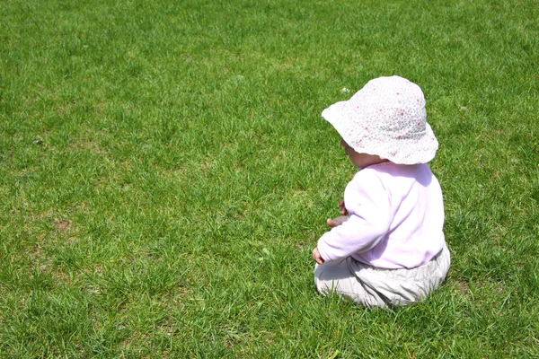 Küçük kız yeşil çimlerde — Stok fotoğraf