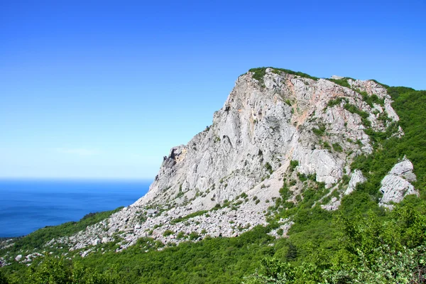 Atemberaubende Aussicht mit weißem Berg und Meer — Stockfoto
