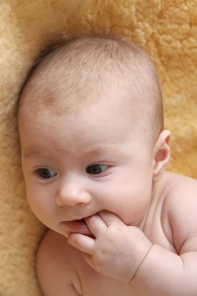 Kürk üzerinde şirin bebek — Stok fotoğraf