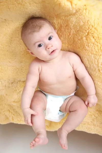 Kürk üzerinde şirin bebek — Stok fotoğraf