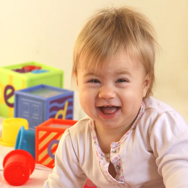 Parlak oyuncaklar ile mutlu bebek — Stok fotoğraf