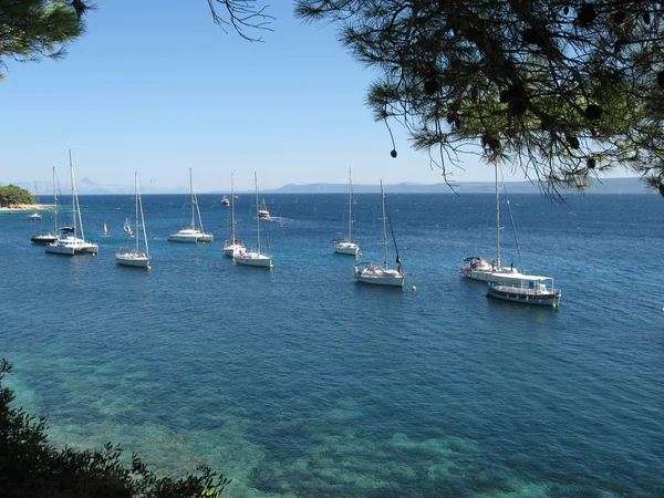 Yachten in der Nähe der Insel Brac, Kroatien — Stockfoto